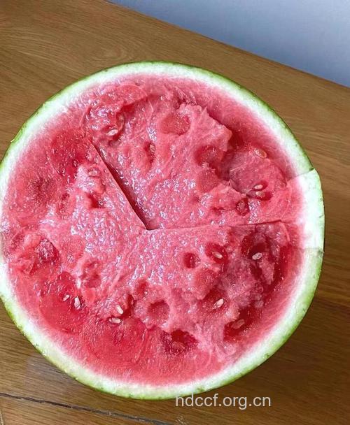 西瓜瓜瓤颜色鲜艳就好吗