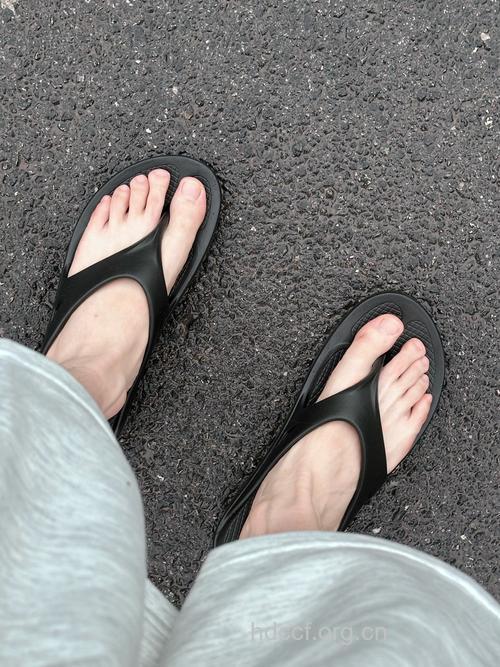 夏季男人常穿人字拖的六大危害