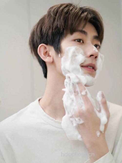 男士这样洗脸 越洗越美白