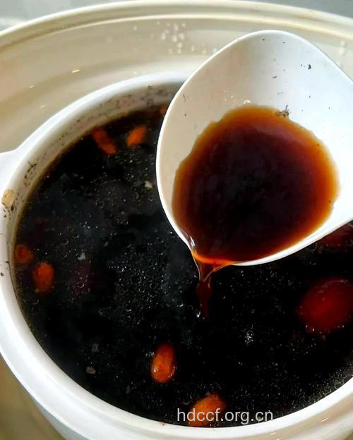 男人脱发遭遇秃顶危机？多喝黑豆汤生发护发