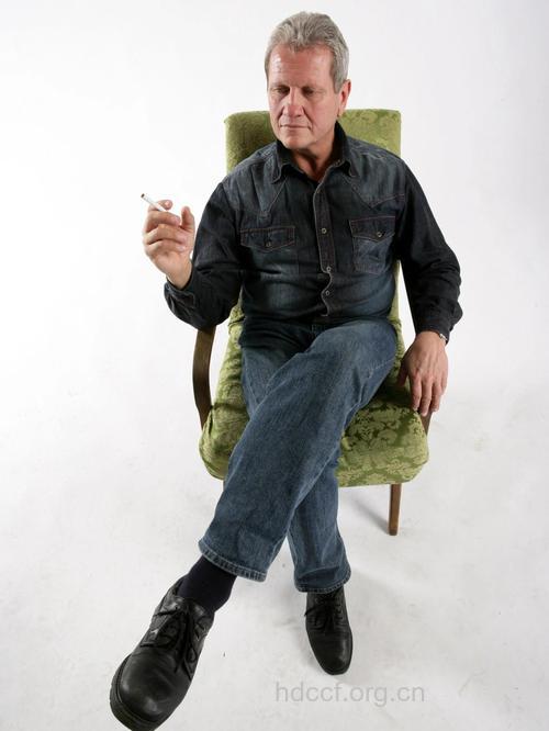 从吸烟的姿势看男人品行