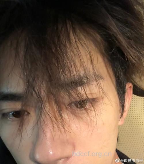 男人领带系太紧小心伤眼睛