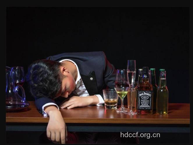 男人大量喝酒会引发性冷淡