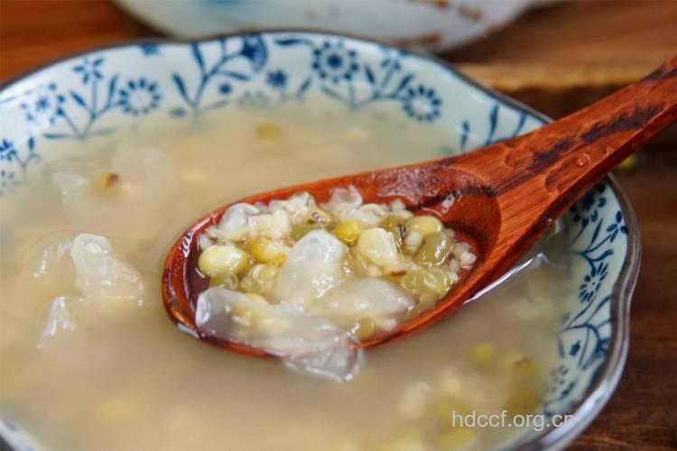 小暑出汗多 多吃酸味食物