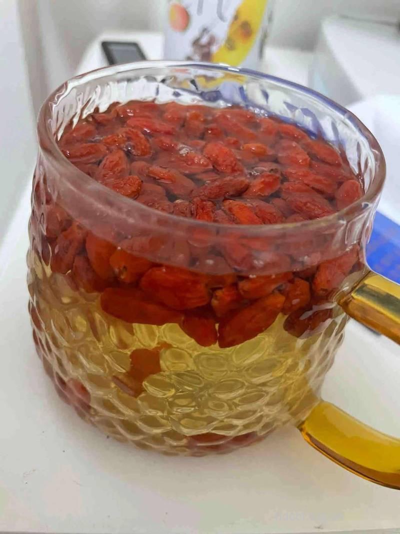 上班族男性累了就喝杯枸杞水