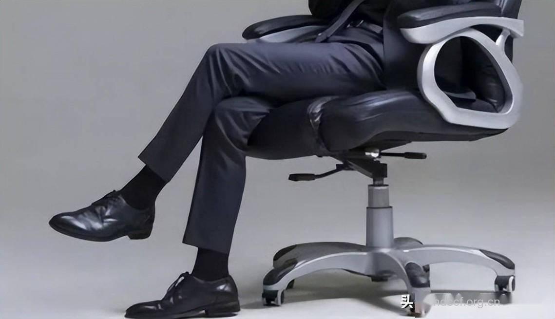 男人经常翘二郎腿影响生殖健康