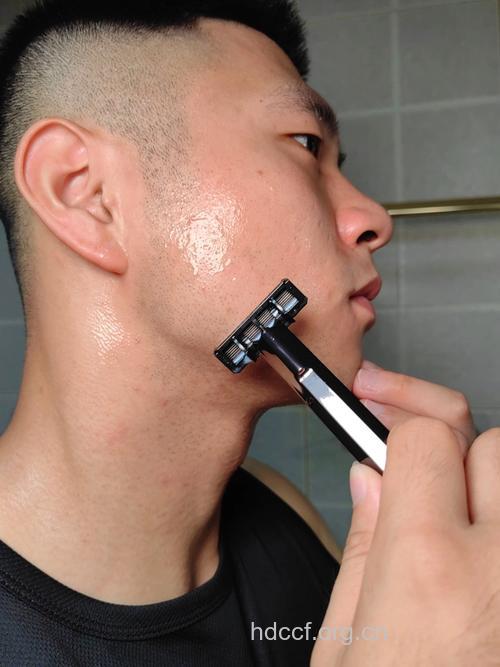 年轻男性要有刮胡子习惯