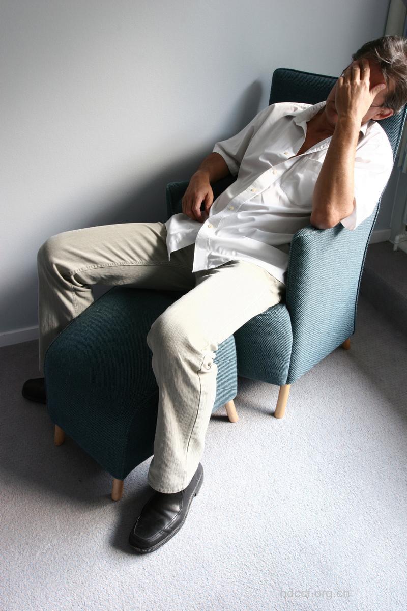 男性常坐沙发好不好