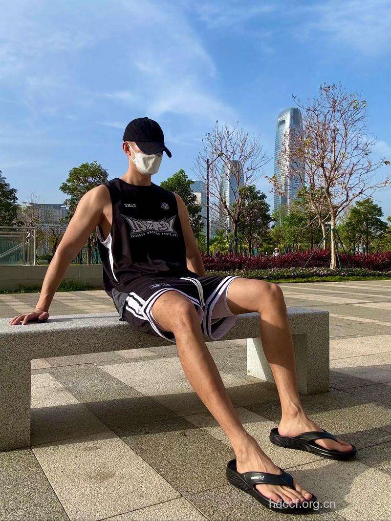 男人穿人字拖可增强人体线条感