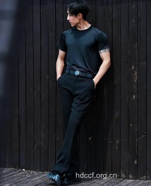 现代时尚男人的黑色品味
