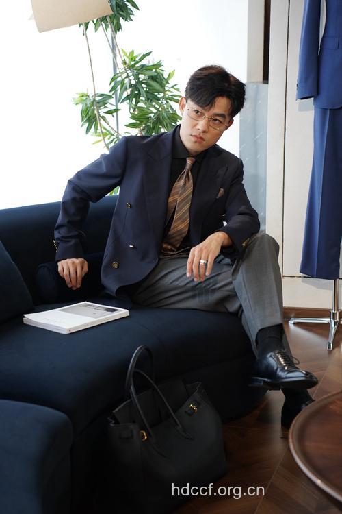 10大特征辨别办公室里的好色男