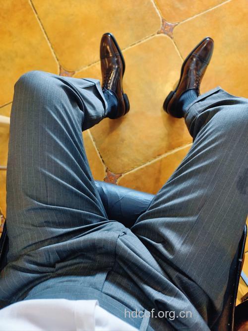 让男人尴尬的办公室着装