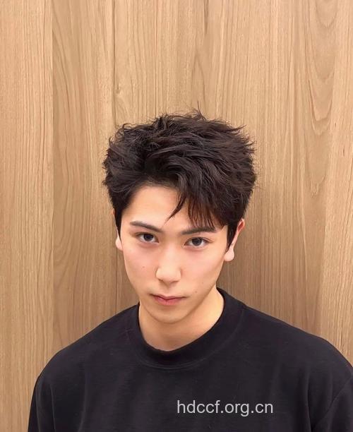 “因地制宜”打造时尚男士发型