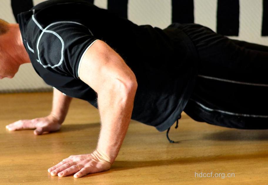 花样俯卧撑为你打造帅气肌肉男