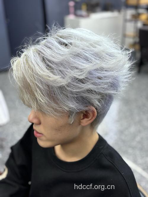 奶奶灰是时尚?男人如何让白头发再次发黑