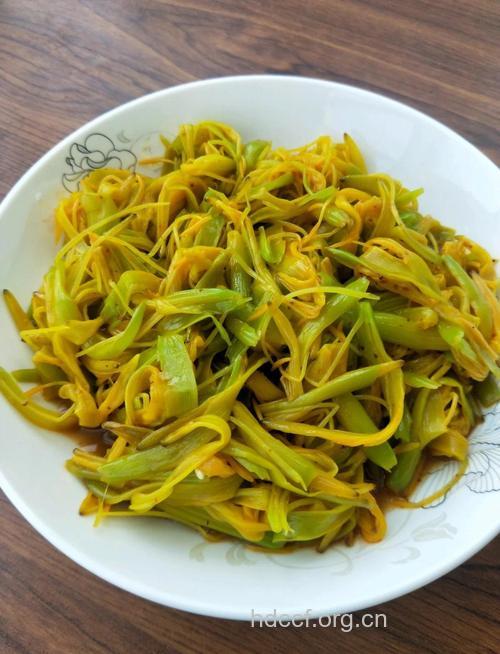 夏季凉拌菜 酸辣杏仁拌黄花的做法