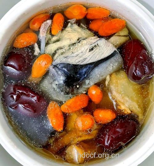 月子食谱之北芪党参炖乌鸡