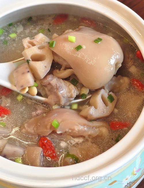 月子食谱之猪蹄酸菜煲