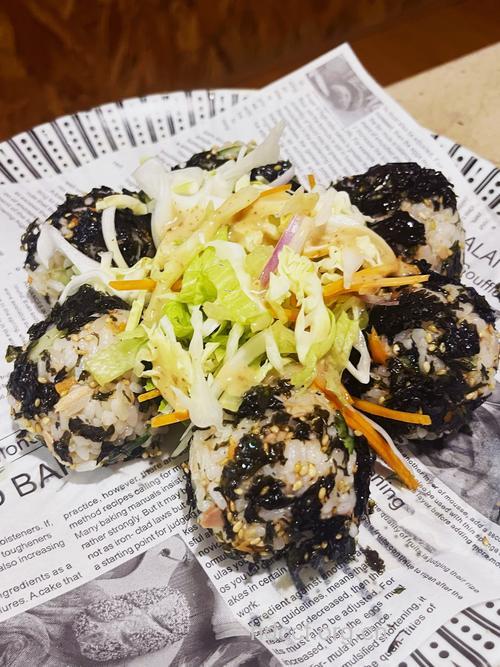 美味的金枪鱼饭团