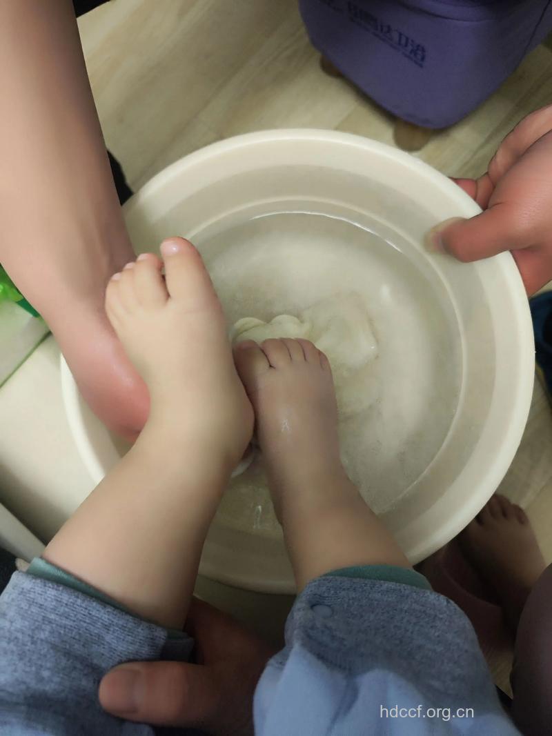 怎么给小宝宝洗脚方法