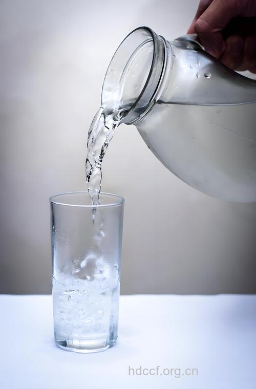 用什么样的杯子喝水健康