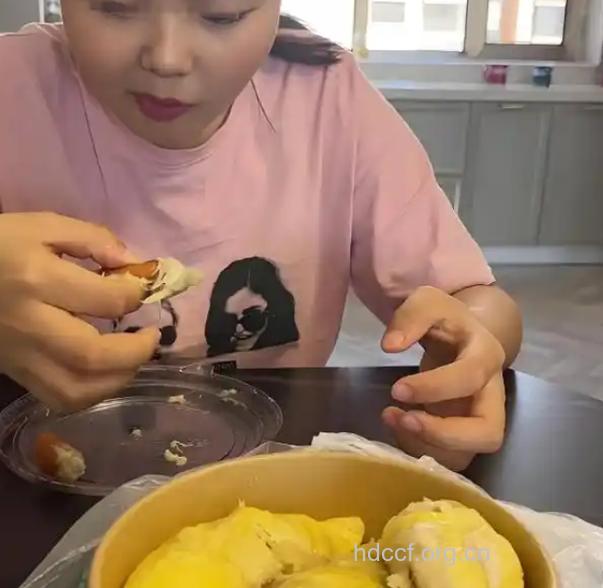 臭味榴莲“吃”出香艳美女