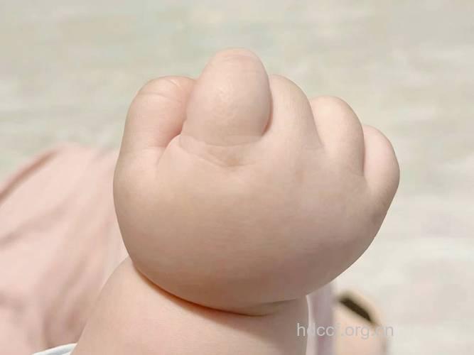 妈妈们要及时打开宝宝的小拳头