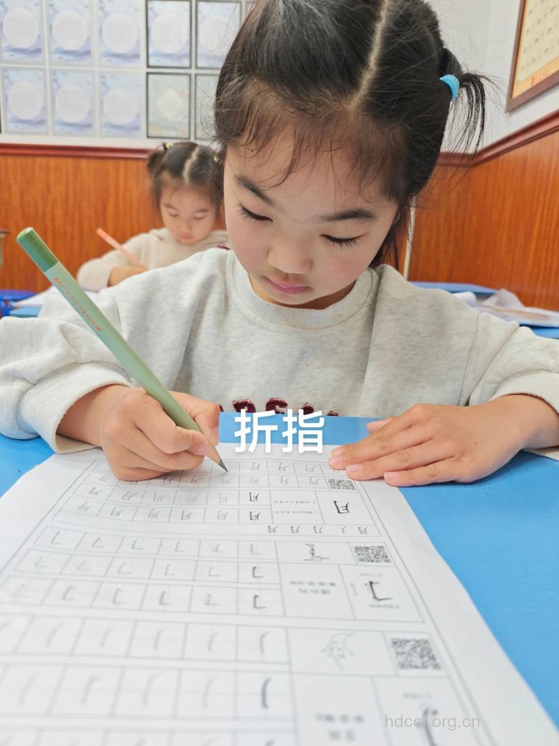 可以培养小孩左手写字吗?