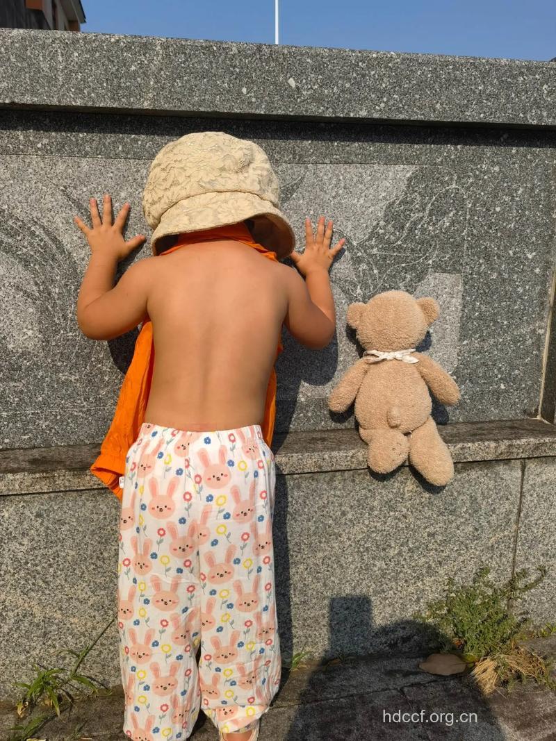 晒晒太阳让孩子骨骼壮壮