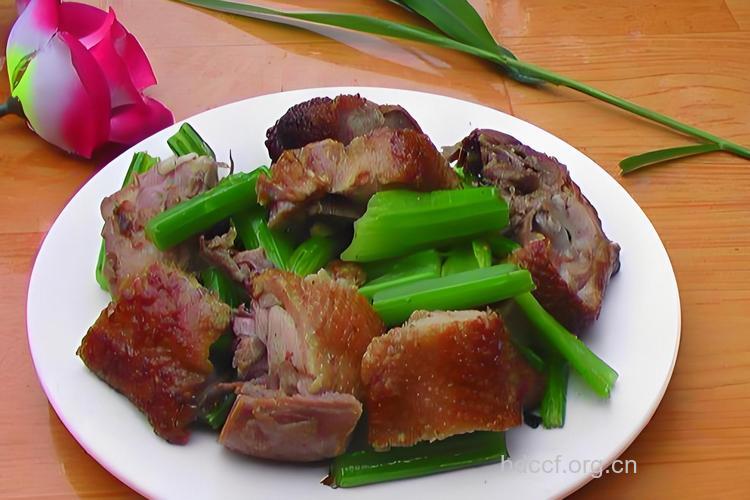 家常菜之香芹炒烤鸭的做法