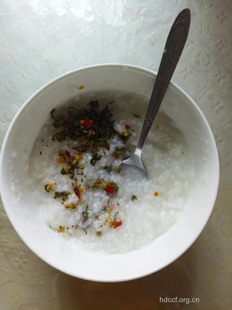 多吃凉拌菜白粥赶走唇部干裂
