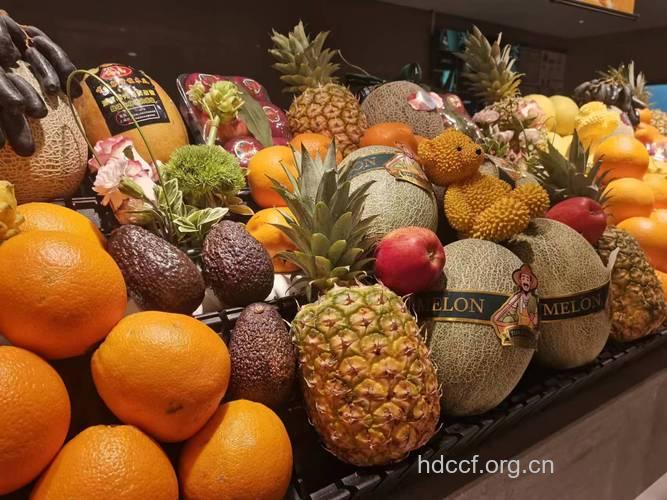 盛夏将至 热带水果餐桌上的宾客