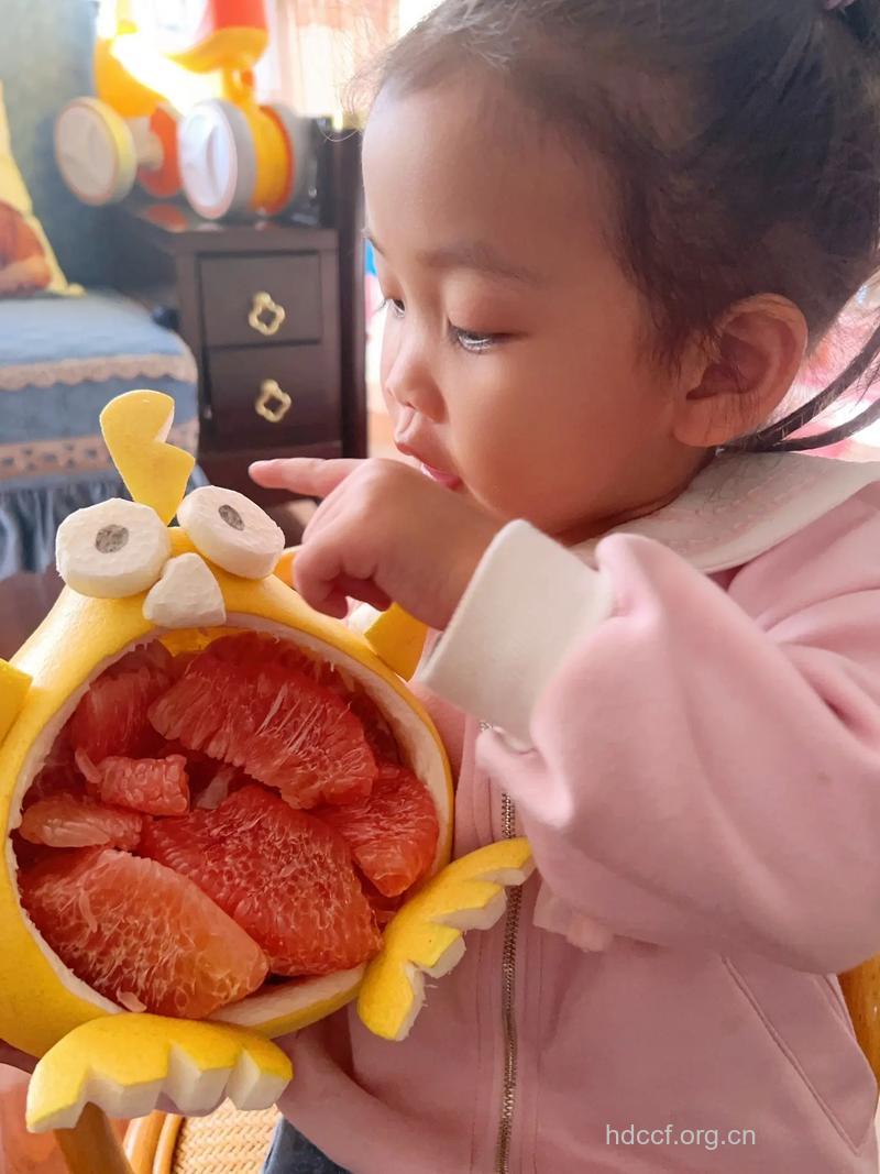 宝宝吃柚子惊喜多多