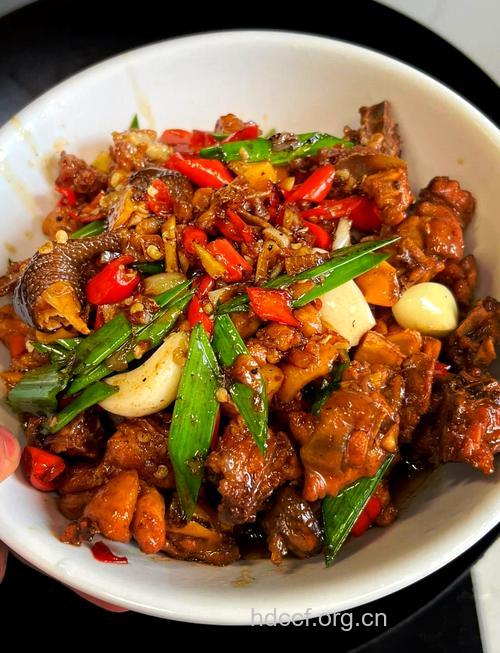 民间美食"烧土鸡"江西口味