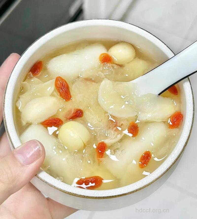 营养滋补汤:莲子百合汤