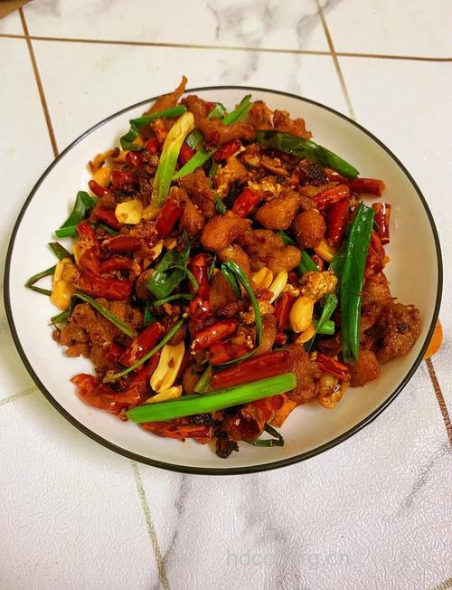 怎么炒辣子鸡好吃 鸡肉腌渍焯水更酥脆
