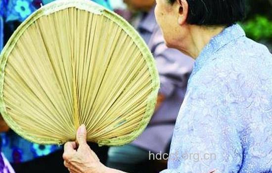 夏季老人摇扇有什么好处
