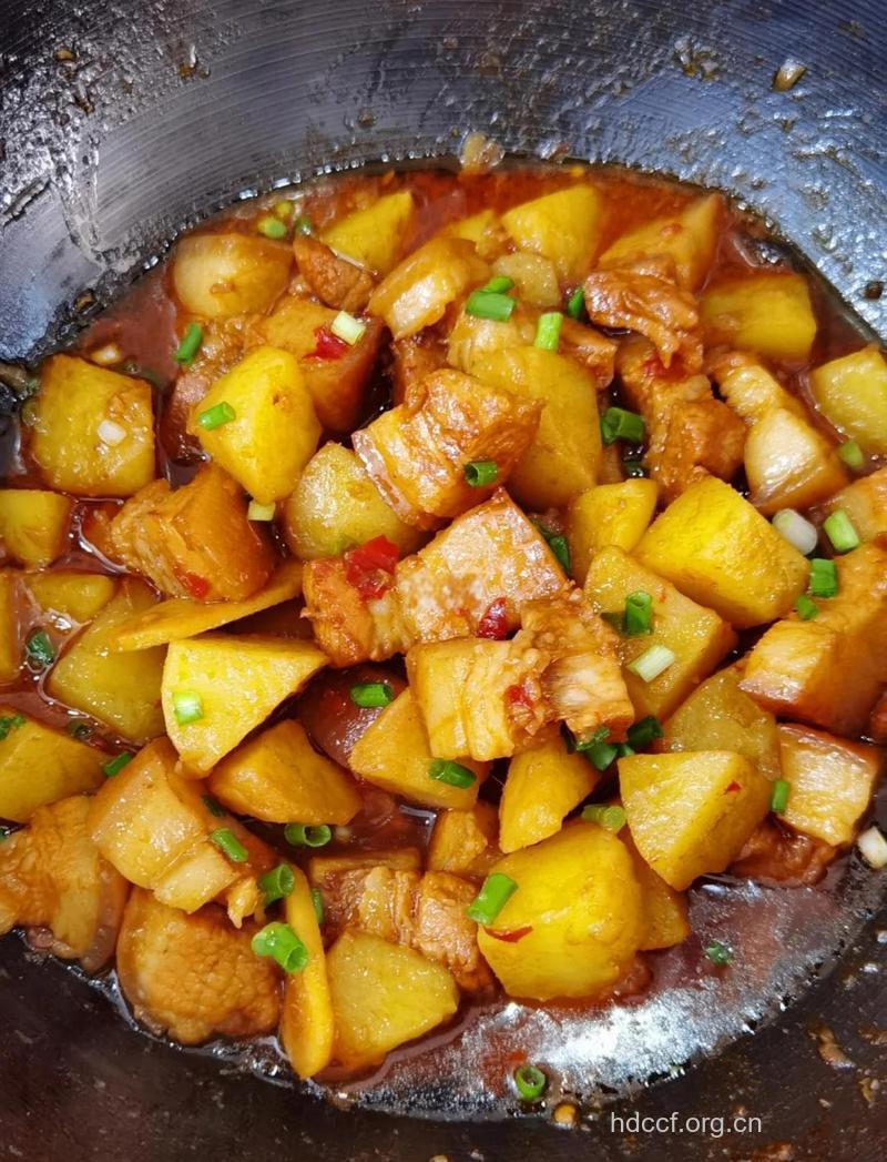 家常菜土豆烧肉美味自制