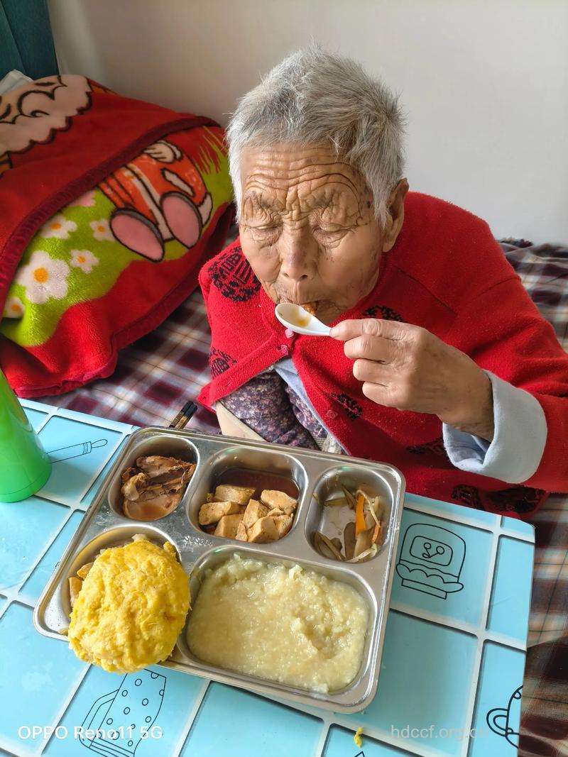 老人冬天吃早餐不能太早