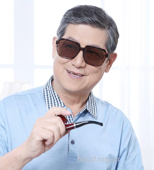 夏季老人出门一定要戴太阳镜