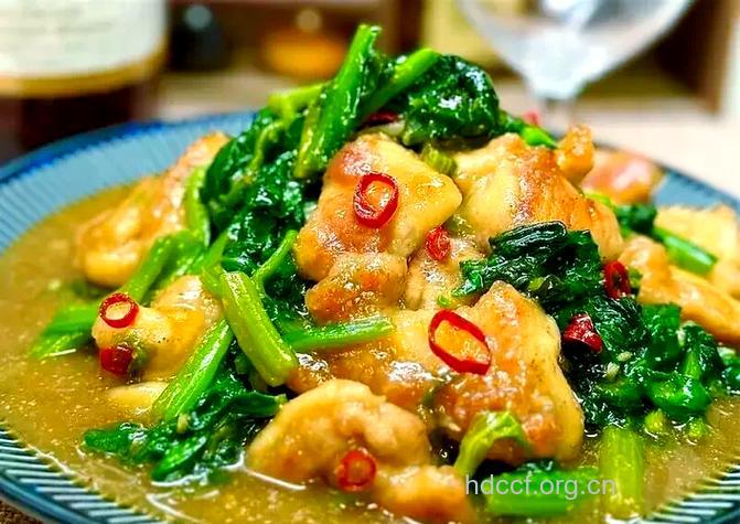 米其林餐厅推荐：秘汁煎鸡胸配嫩炒菠菜