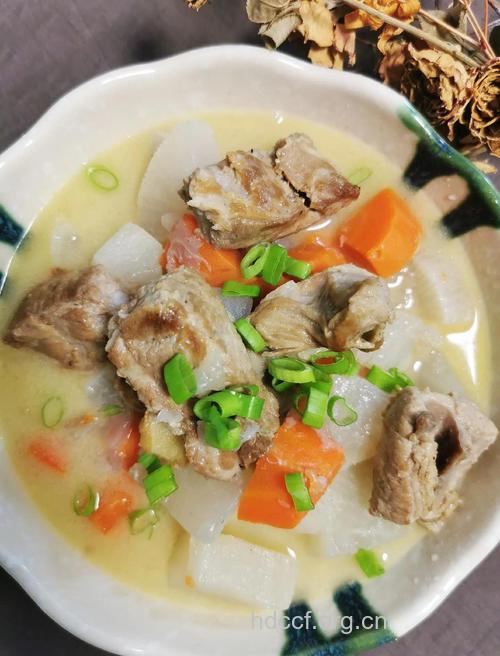 春季食疗补肝 萝卜排骨和鸡汤