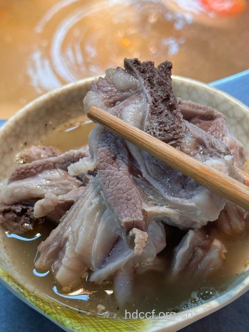 用碱水浸泡牛羊肉熟得快更鲜嫩
