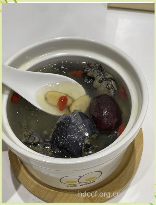 女性冬季进补 乌鸡汤是首选
