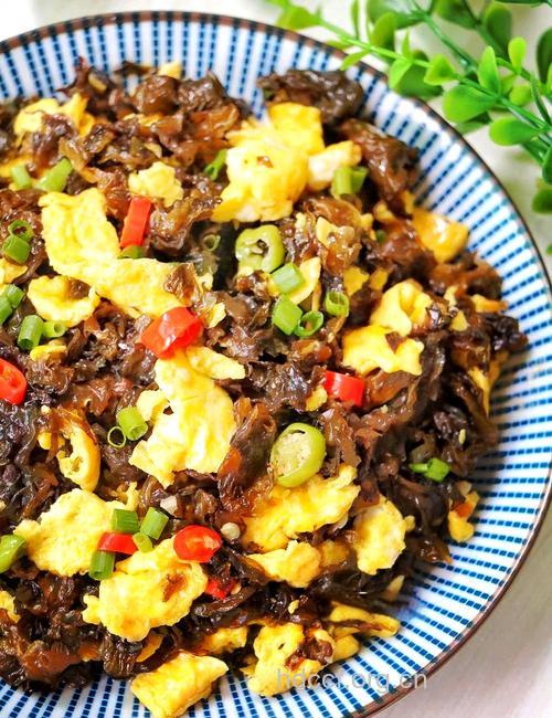 美味地皮菜吃法 推荐炖肉丸炒鸡蛋