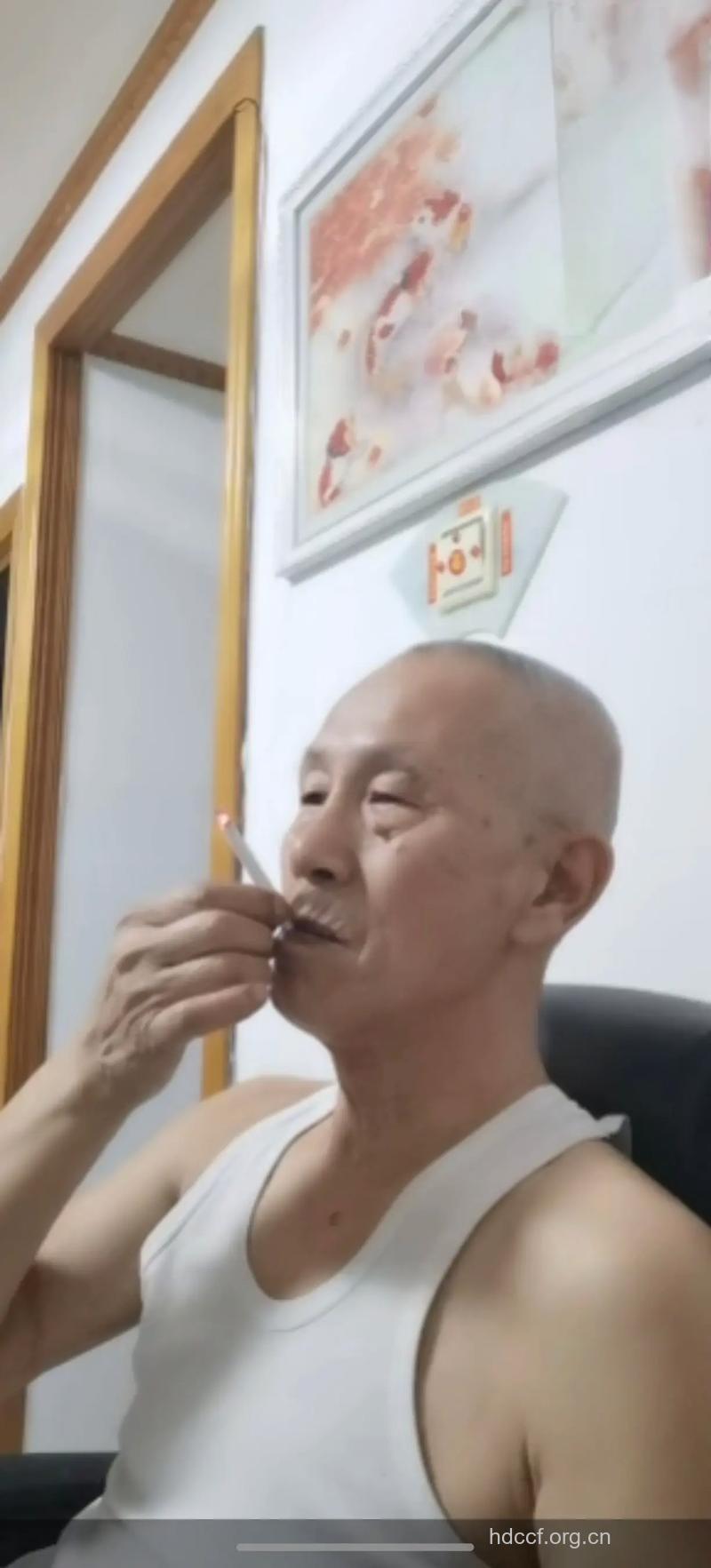 抽烟的人在面相上看起来比较老