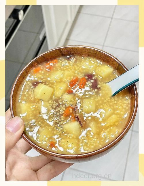 养胃粥:山楂苹果大米粥的做法