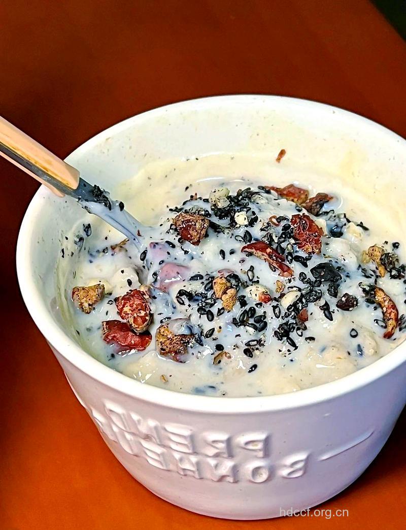 养胃粥:花生核桃芝麻粥的做法