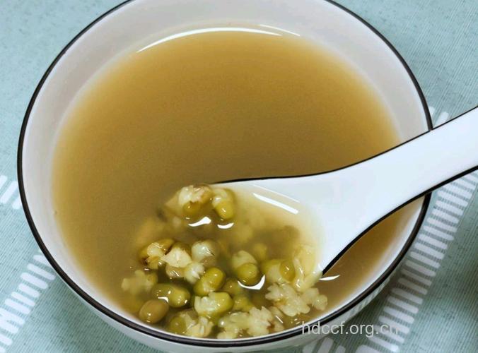 绿豆汤降暑 体弱者少喝