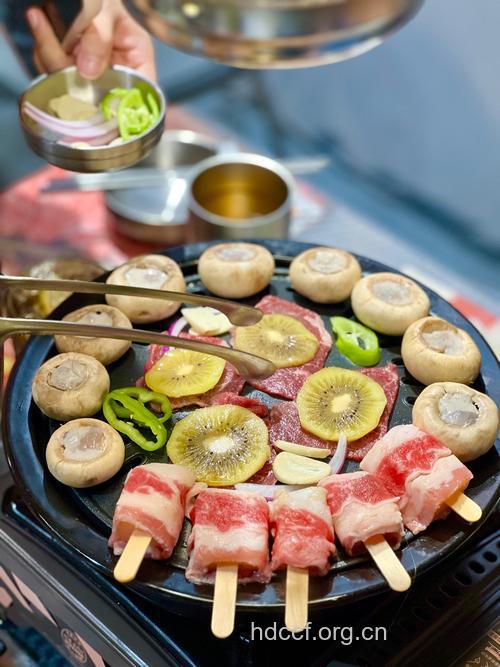 烤肉最好与新鲜的蔬菜水果一起吃
